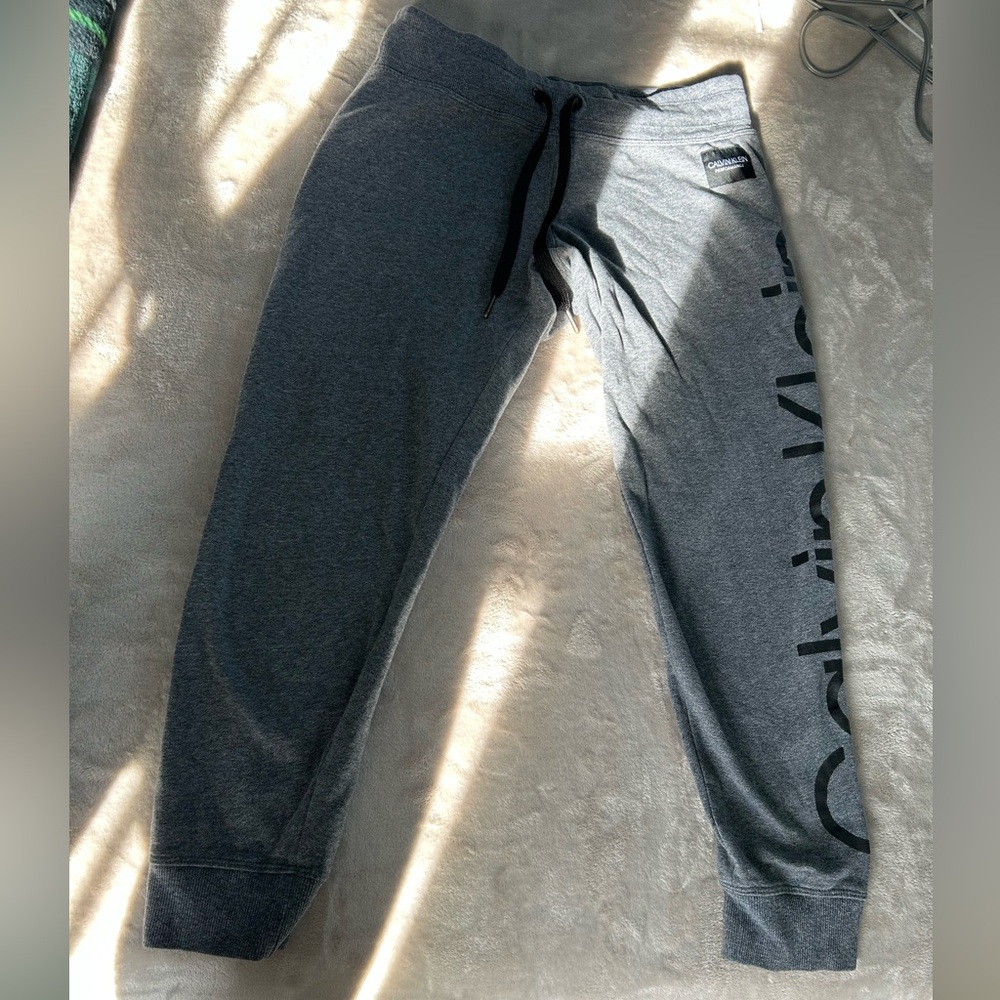 Calvin Klein cropped joggers - size small